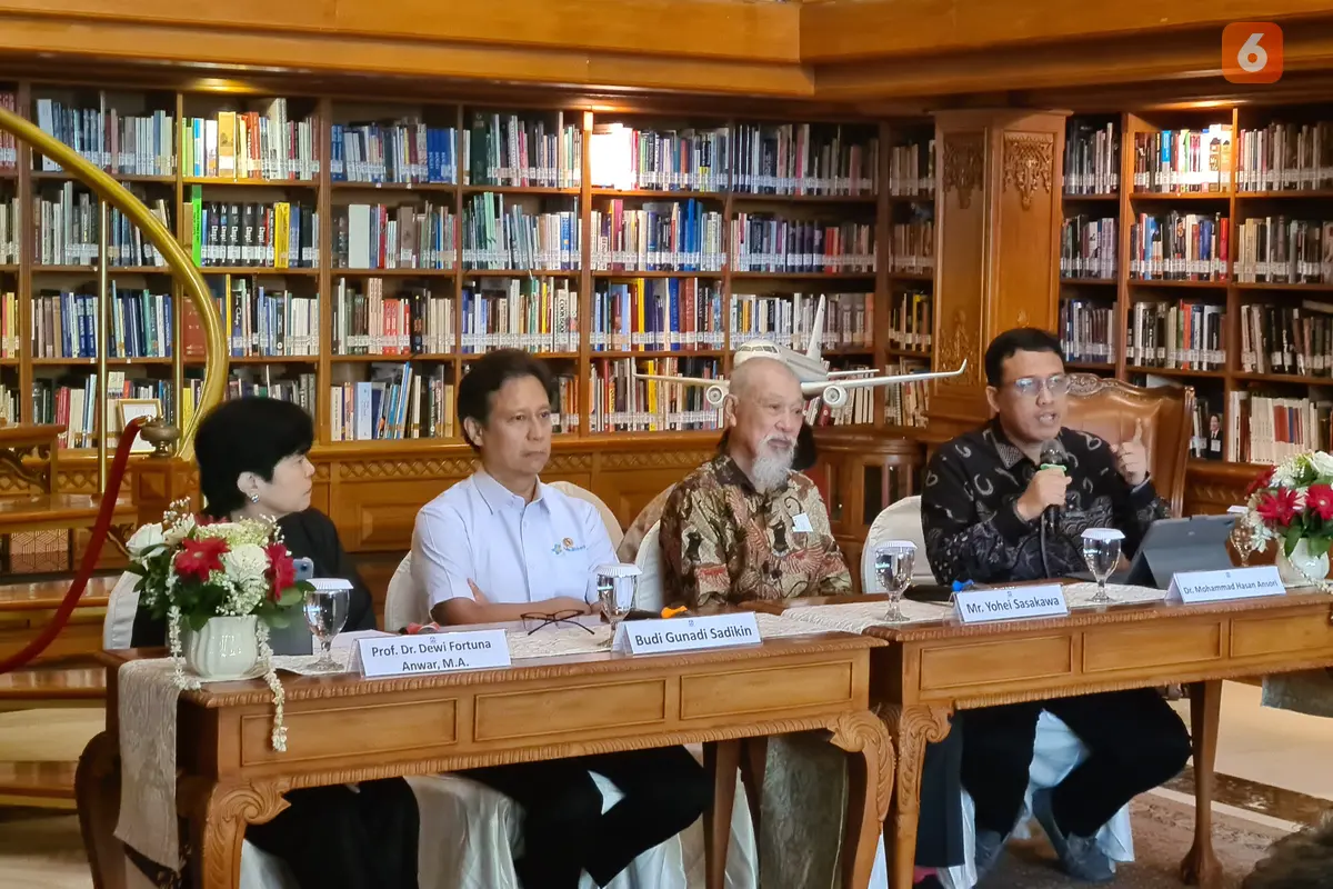 Menteri Kesehatan Budi Gunadi Sadikin bersama Duta Besar Kehormatan World Health Organization (WHO) untuk Pemberantasan Kusta, Yohei Sasakawa.