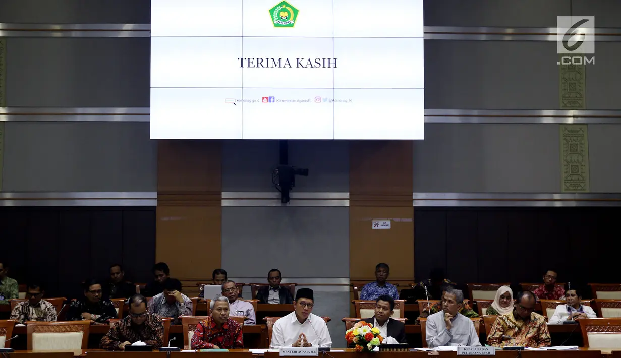 Suasana saat Menteri Agama Lukman Hakim Saifuddin menyampaikan keterangan dalam rapat kerja dengan Komisi VIII DPR di Senayan, Jakarta (24/5). (Liputan6.com/JohanTallo)