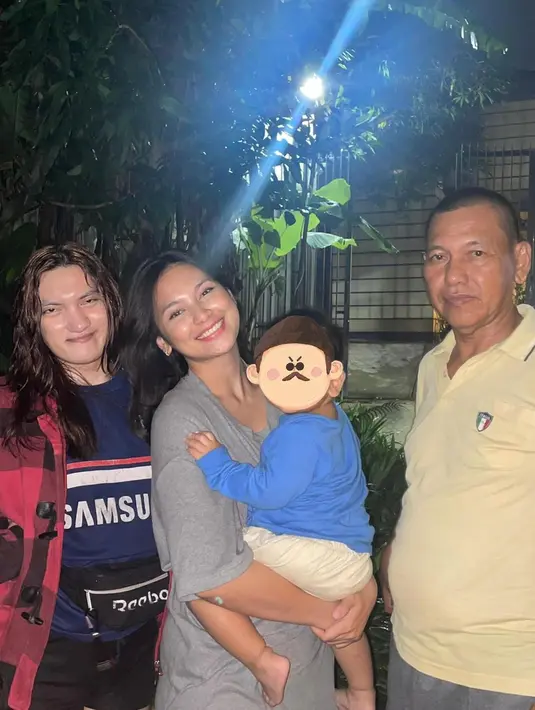 Mudik ke kampung halaman memang paling nyaman pakai baju rumahan. Lihat saja gaya Indah Permatasari berikut ini. [@indahpermatas]