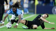 Perebutan gelar juara Serie A musim ini semakin mendebarkan menjelang akhir kompetisi. Hanya tersisa dua pertandingan, dan jarak antara Napoli dan Inter Milan kini hanya satu poin. (Alessandro Garofalo/LaPresse via AP)