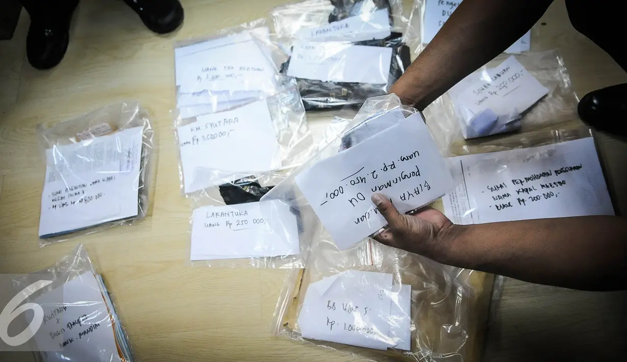 Pihak kepolisian melakukan penggeledahan di salah satu ruang direktorat di Kementerian Perhubungan, Jakarta, Selasa (11/10). Diduga OTT ini berkaitan dengan pungutan liar (pungli) perizinan kapal. (Liputan6.com/Faizal Fanani)