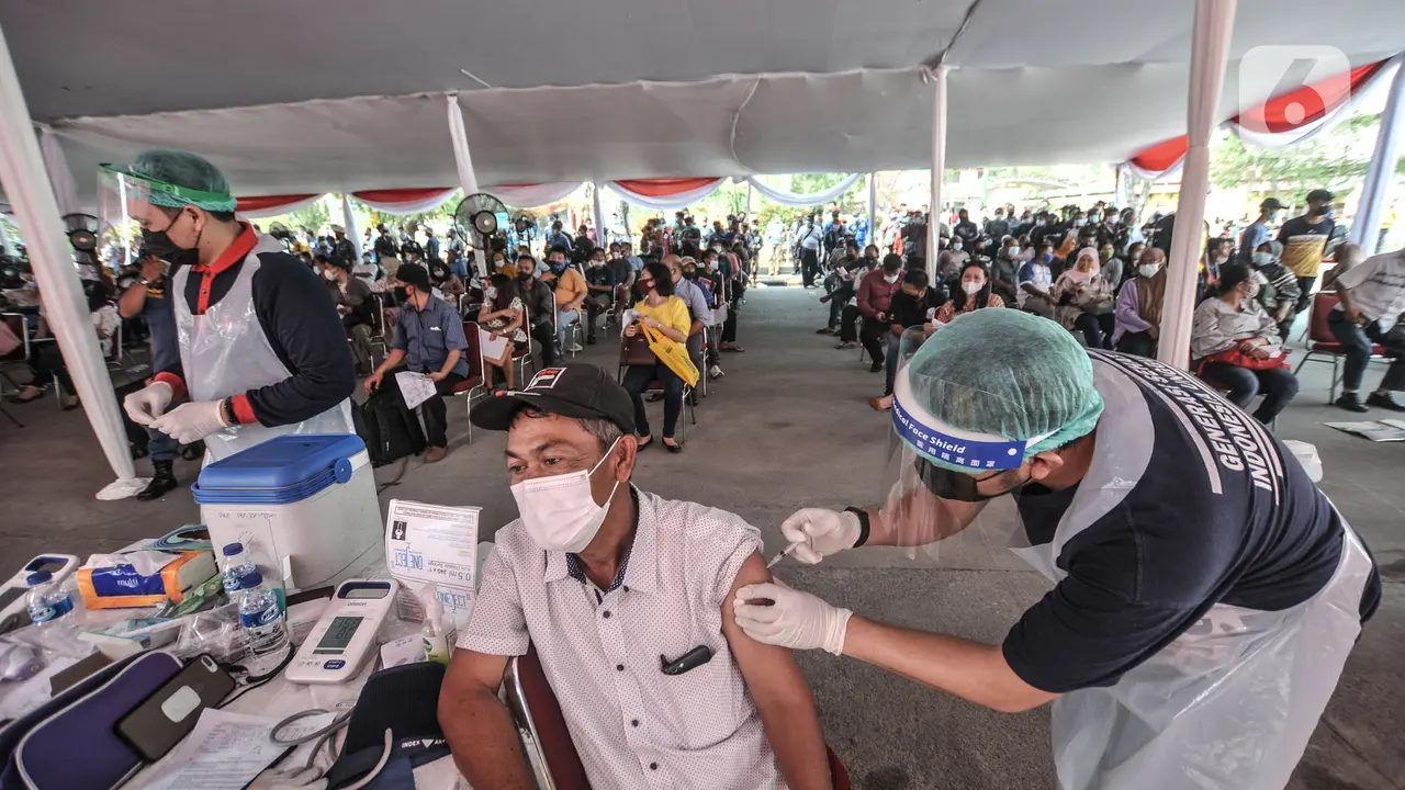 Vaksinasi Massal di Pelabuhan Sunda Kelapa Membeludak