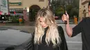 Saat itu adalah tampilan kesekian Khloe Kardashian di depan publik pasca resmi mengumumkan kehamilannya. (Backgrid/HollywoodLife)