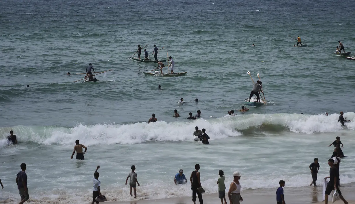 Di tengah memburuknya krisis kemanusiaan di hampir seluruh wilayah Gaza, pengiriman bantuan kemanusiaan melalui udara dilanjutkan sejak Sabtu (26/7/2025) malam waktu setempat. (AP Photo/Abdel Kareem Hana)