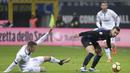 Gelandang Inter Milan, Ivan Perisic, mengontrol bola saat melawan Atalanta pada laga Serie A Italia di Stadion San Siro, Milan, Minggu (19/11/2017). Inter menang 2-0 atas Atalanta. (AP/Luca Bruno)