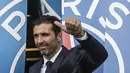 Kiper anyar Paris Saint-Germain (PSG), Gianluigi Buffon, menyapa fans saat tiba di Stadion Parc des Princes, Paris, Senin (9/7/2018). PSG resmi perkenalkan Gianluigi Buffon sebagai rekrutan baru. (AP/Jean-Francois Badias)