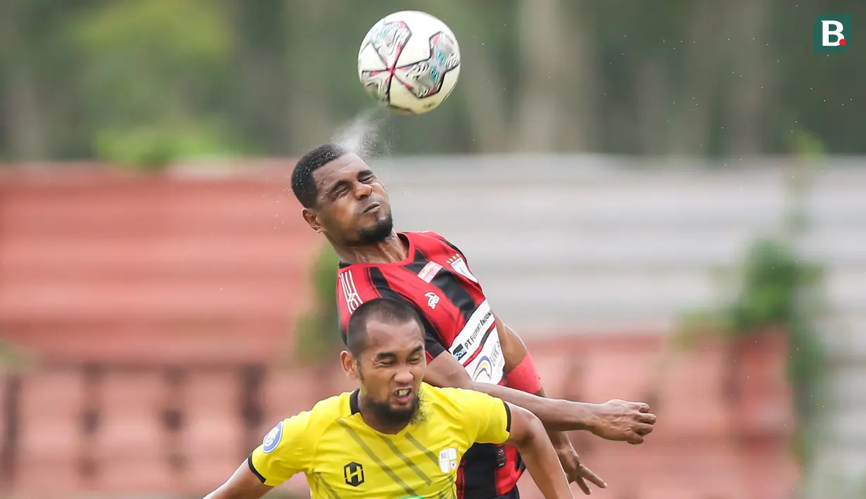 Pemain Persipura Jayapura, Ricardo Salampessy (atas) dan pemain PS Barito Putera, Beni Oktovianto berduel udara saat laga pekan kesembilan BRI Liga 1 2021/2022 antara Persipura Jayapura melawan PS Barito Putera di Stadion Moch Soebroto, Magelang, Senin (23/10/2021). (Bola.com/Bagaskara Lazuardi)
