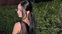 Gaya Badass Hyeri yang Ekspresinya Ramai Dipuji Saat Jung Woo Sung Naik Panggung Blue Dragon Film Awards 2024