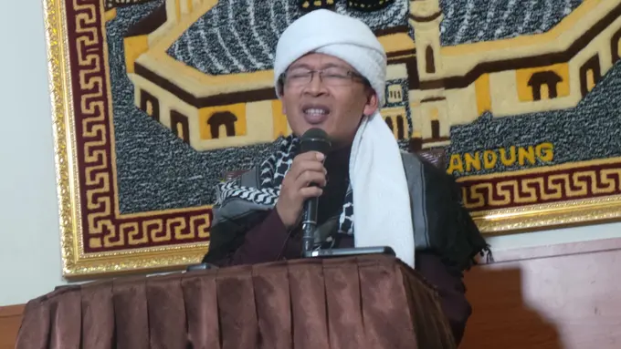 Abdullah Gimnastiar atau Aa Gym