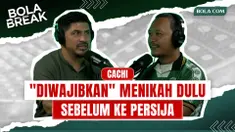 Mantan striker Persija Jakarta dan PSIS Semarang, Emanuel De Porras, hadir dalam podcast Bola Break bersama Editor Bola.com, Gregah Nurikhsani. Dalam obrolan eksklusif ini, De Porras mengenang perjalanan kariernya di Indonesia, mulai dari kisah bergabung dengan Persija, duet bersama Bambang Pamungkas dan Gustavo Hernan Ortiz, hingga cerita di balik kepindahannya ke PSIS Semarang.

Tak hanya itu, De Porras juga membahas Marko Simic, Luciano Peralta, Aruna Football Academy, peluang Timnas Argentina tanpa Lionel Messi, serta menyampaikan pesan khusus untuk Jakmania dan Panser Biru.

Saksikan obrolan penuh nostalgia dan cerita-cerita menarik yang belum banyak diketahui publik dari salah satu striker asing yang pernah menjadi bagian sejarah sepak bola Indonesia.