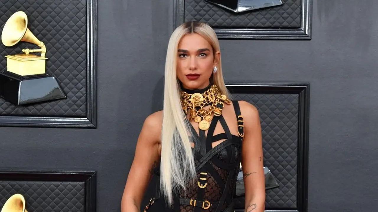 Gaun Dua Lipa Kembaran dengan Megan Thee Stallion di Panggung Grammy 2022, Ada Momen yang Ingin Dikenang