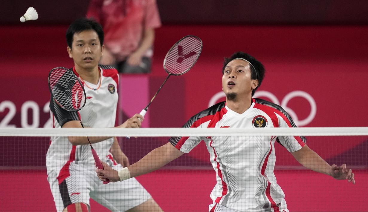 Pebulu tangkis Indonesia Mohammad Ahsan / Hendra Setiawan saat melawan pebulu tangkis Taiwan Lee Yang/Wang Chi-Lin pada pertandingan semifinal bulu tangkis ganda putra Olimpiade Tokyo 2020 di Tokyo, Jepang, Jumat (30/7/2021). Hendra / Ahsan kalah. (AP Photo/Dita Alangkara)