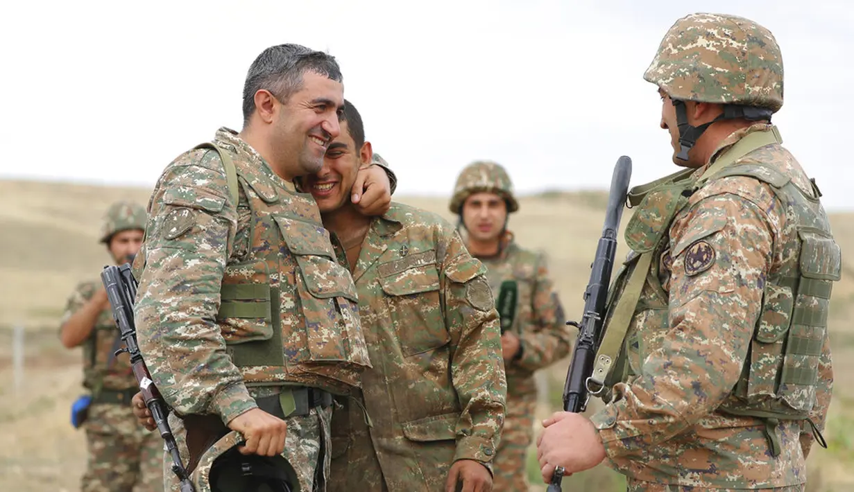 Reaksi tentara Armenia saat berada di Republik Nagorno-Karabakh, Azerbaijan, Selasa (29/9/2020). Pasukan Armenia dan Azerbaijan saling serang saat memperebutkan Nagorno-Karabakh yang memproklamirkan diri. (Sipan Gyulumyan/Armenian Defense Ministry Press Service/PAN Photo via AP)