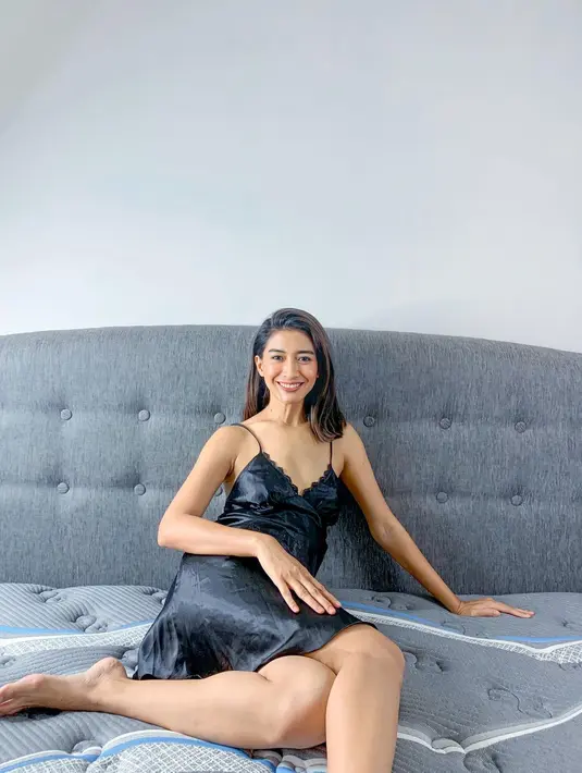 Beda banget dengan layar kaca, kalau di kehidupan nyata Fitrie sangat cantik dan modis. Perempuan kelahiran Jakarta 37 tahun silam itu juga memiliki tubuh seksi. Berikut beberapa potretnya. [dok. Instagram/fitrierachmadhina]