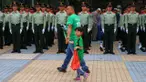 Seorang ayah mengajak anaknya menyaksikan laga klub Beijing Guoan FC yang merupakan peserta kompetisi Liga Super China. (EPA/Wu Hong)