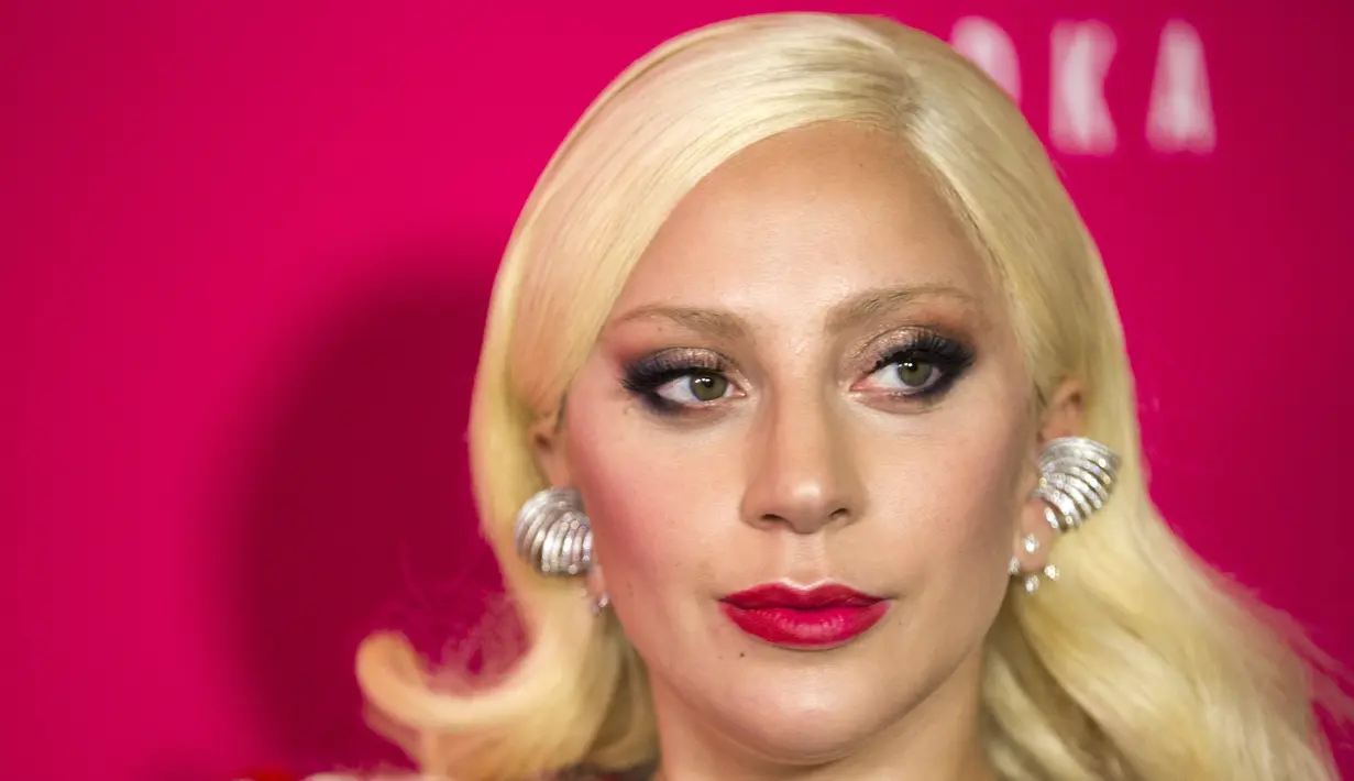 Penyanyi Sensasional Lady Gaga tampil anggun dalam pemutaran perdana film " Rock the Kasbah " di New York, Senin (19/10/2015).  Lady Gaga didampingi tunangannya Taylor Kinney yang merupakan seorang aktor. (REUTERS/Lucas Jackson)
