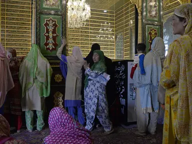 Muslim Kashmir berada di makam Syekh Abdul Qadir Jaelani saat bulan Ramadan di pusat kota Srinagar, Kashmir (24/5). Muslim di Kashmir memanfaatkan waktunya saat bulan suci Ramadan untuk ziarah ke makam Syekh Abdul Qadir Jaelani. (AFP/Tauseef Mustafa)
