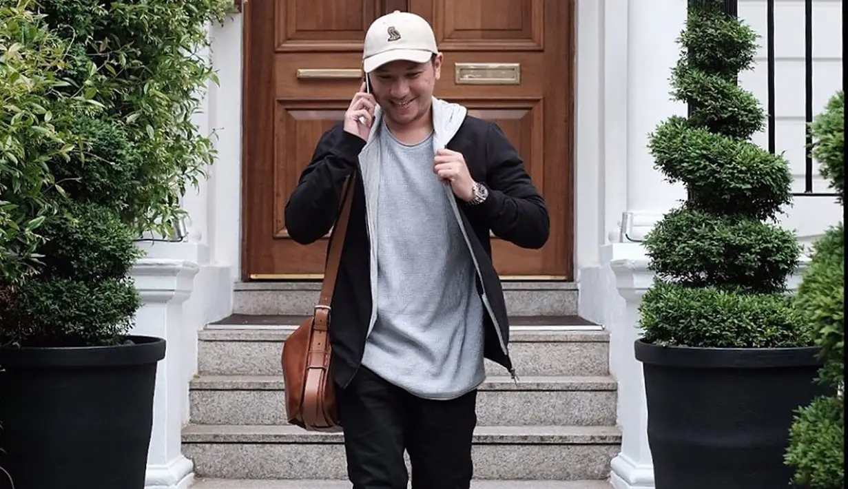 Tak hanya topi yang selalu digunakan Gading di hampir semua kesempatan. Pria kelahiran 8 Mei 1982 ini juga cukup sering menggunakan jaket. (Liputan6.com/IG/@gadiiing)