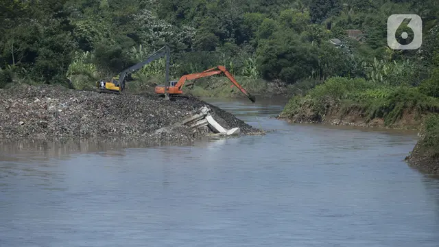 FOTO: Turap Penahan Sampah TPA Cipeucang Longsor