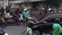 Kronologi Sopir Mobil Ugal-ugalan, Lawan Arah hingga Diamuk Massa di Jakpus