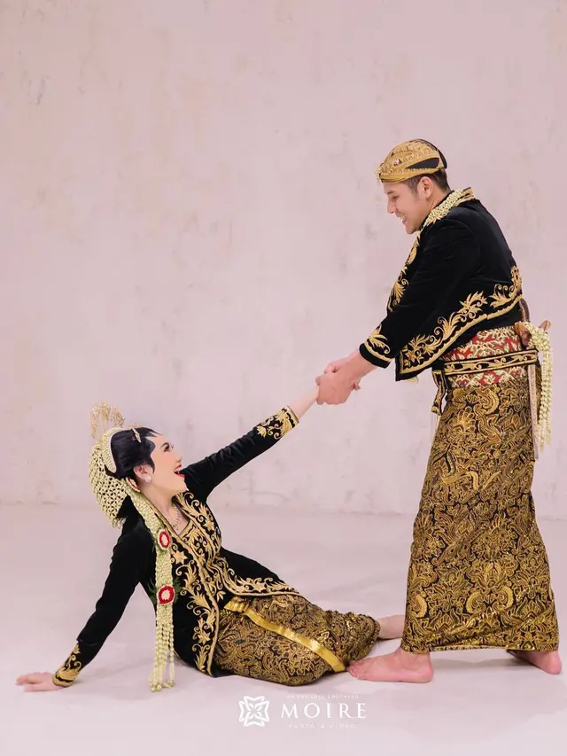 Penyanyi dangdut Via Vallen menikah dengan vokalis papinka Chevra Yolandi pada Jumat 15 Juli 2022 (Foto: Instagram @viavallen @moirephoto)