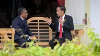 Presiden Jokowi berbincang dengan PM Timor Leste Rui Maria De Araujo di teras belakang Istana Merdeka, Jakarta, Rabu (26/8). Keduanya melakukan pertemuan bilateral untuk meningkatkan kerjasama antara Indonesia dan Timor Leste. (Liputan6.com/Faizal Fanani)