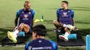 Duo predator Persib Bandung, David Da Silva dan Ciro Alves tampak santai dalam sesi official training, Kamis (30/5/2024) jelang menghadapi tuan rumah Madura United pada laga leg kedua final Championship Series BRI Liga 1 2023/2024 yang akan digelar di Stadon Gelora Bangkalan, Jumat, 31 Mei 2024. Skuad persib tampak nyaman dengan tabungan kemenangan 3-0 yang dicatatkan pada leg pertama. (Bola.com/Bagaskara Lazuardi)