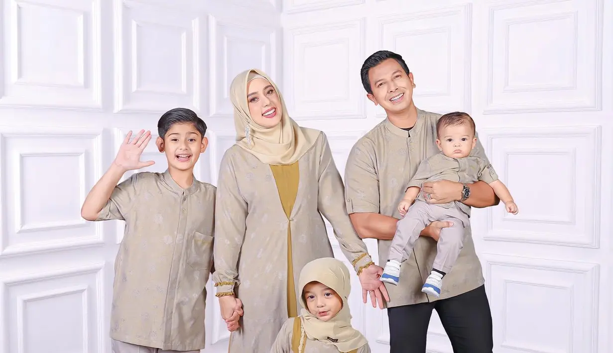 Fairuz A. Rafiq juga tampil serasi dengan putrinya dengan dress dua warna. Keluarga Fairuz menjadi brand ambassador untuk merek Ethiqa. [Foto: Instagram @fairuzarafiq]