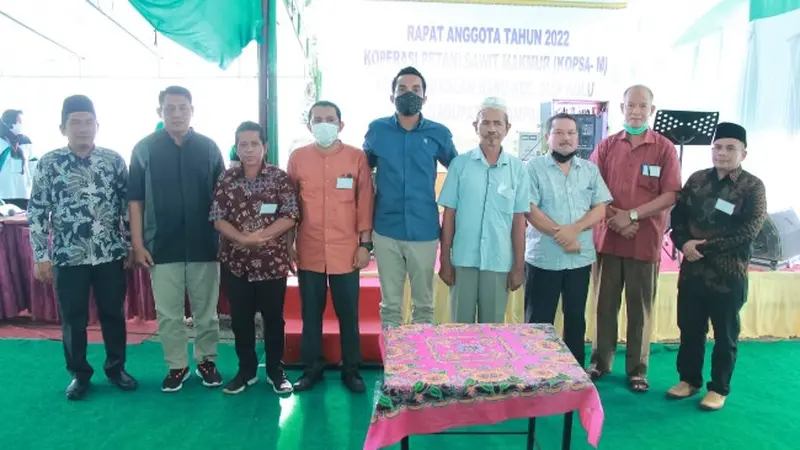 Pengurus Koperasi Sawit Makmur di Kabupaten Kampar bersama ninik mamak dan kepala desa.
