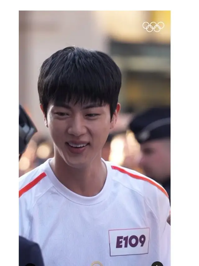 6 Potret Jin BTS Jadi Pembawa Obor Olimpiade Paris 2024, Ukir Sejarah