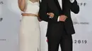 Penyanyi Korea Selatan Baek A-yeon dan Jung Jin-young berpose di karpet merah selama pembukaan Busan Internasional Film Festival (BIFF) di Pusat Sinema Busan di Busan (3/10/2019). BIFF beroperasi mulai 3 hingga 12 Oktober dan menampilkan 303 film dari 85 negara. (AFP/Jung Yeon-je)