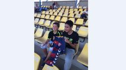 Evan Dimas Darmono disambut fan klub Katalan, UE Llagostera, saat hadir pertama kali di markas klub anggota Divisi Dua Spanyol tersebut. (Dok. pribadi)