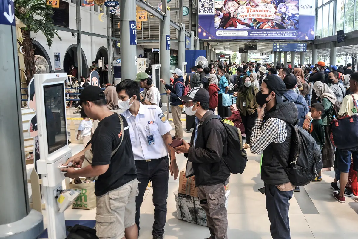 Puncak Arus Mudik Lebaran Idul Fitri di Stasiun Pasar Senen