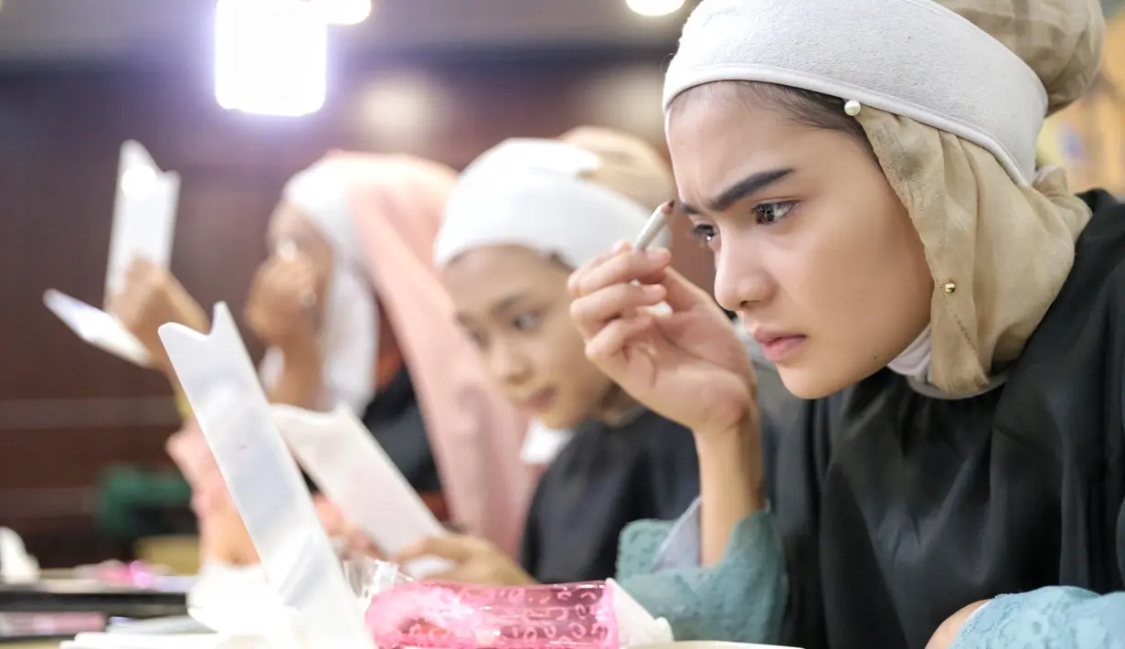 Terlihat beberapa kontestan serius memperhatikan. Antusias para kontestan ini terlihat dengan banyaknya yang tanya. Salah satunya tanya soal jenis make up yang cocok sesuai dengan jenis kulinya. (Adrian Putra/Bintang.com)