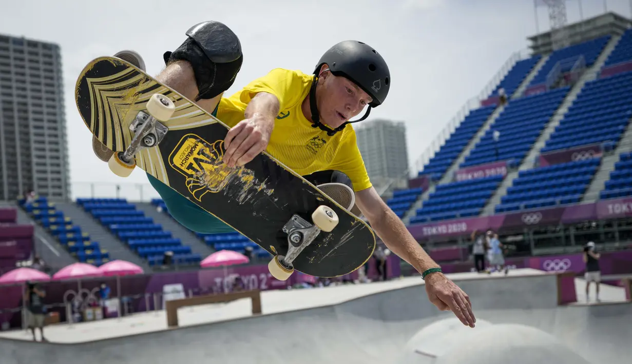 Kieran Woolley membuka aksinya dengan berlari sempurna dan melakukan trik grind and slide pada Olimpiade Tokyo di Ariake Park Skateboarding. (Foto: AP/Ben Curtis)