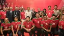 Ketua Umum PSSI, Edy Rahmayadi dan Mepora, Imam Nahrawi, Gubernur Jawa Barat, Ahmad Heryawan berfoto bersama para Legenda  Sepak bola Indonesia pada Kongres Tahunan PSSI 2017 di Bandung, (8/1/2017). (Bola.com/Vitalis Yogi Trisna)