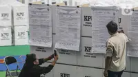 PPK Kecamatan Senen mulai melakukan proses rekapitulasi surat suara dari seluruh TPS di tiap kelurahan di daerah tersebut. (Liputan6.com/Angga Yuniar)