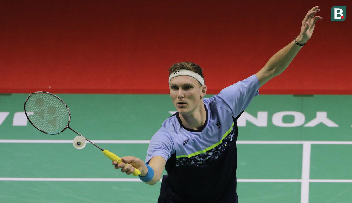 Viktor Axelsen berhasil mengalahkan Wang Tzu Wei dalam dua game langsung 21-10, 21-13 dalam waktu 43 menit. (Bola.com/Ikhwan Yanuar)