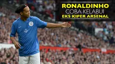 Ronaldinho kembali mencoba mengelabui eks kiper Arsenal dengan tendangan bebasnya seperti yang pernah ia lakukan 14 tahun silam