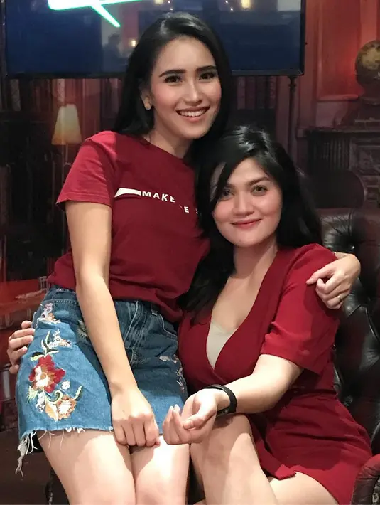 Ayu Ting Ting terlihat cantik saat mengenakan rok mini jeans yang dipadu dengan kaus warna merah. (Foto: instagram.com/ayutingting92)