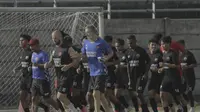 Pelatih PSM Makassar, Milomir Seslija (biru), turut berlari bersama tim asuhannya dalam sesi latihan. (Bola.com/Abdi Satria)