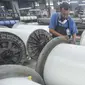 Pekerja mengecek benang tekstil di sela kunjungan kerja Panglima TNİ Laksamana Yudo Margono Suksesi Kampanye Lingkungan The Rising Tide, di PT Trisula Textile Industries Tbk (BELL) di Cimahi, Bandung, Jawa Barat (01/03/2023). (Liputan6.com)