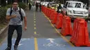 Pengguna sepatu roda melintasi jalur yang telah disediakan selama "No Car Day" di Bogota, Kolombia (4/2/2016). Selama " No Car Day" Jalur ini juga dapat dilalui para pengguna sepatu roda dan skateboard. (REUTERS/John Vizcaino)