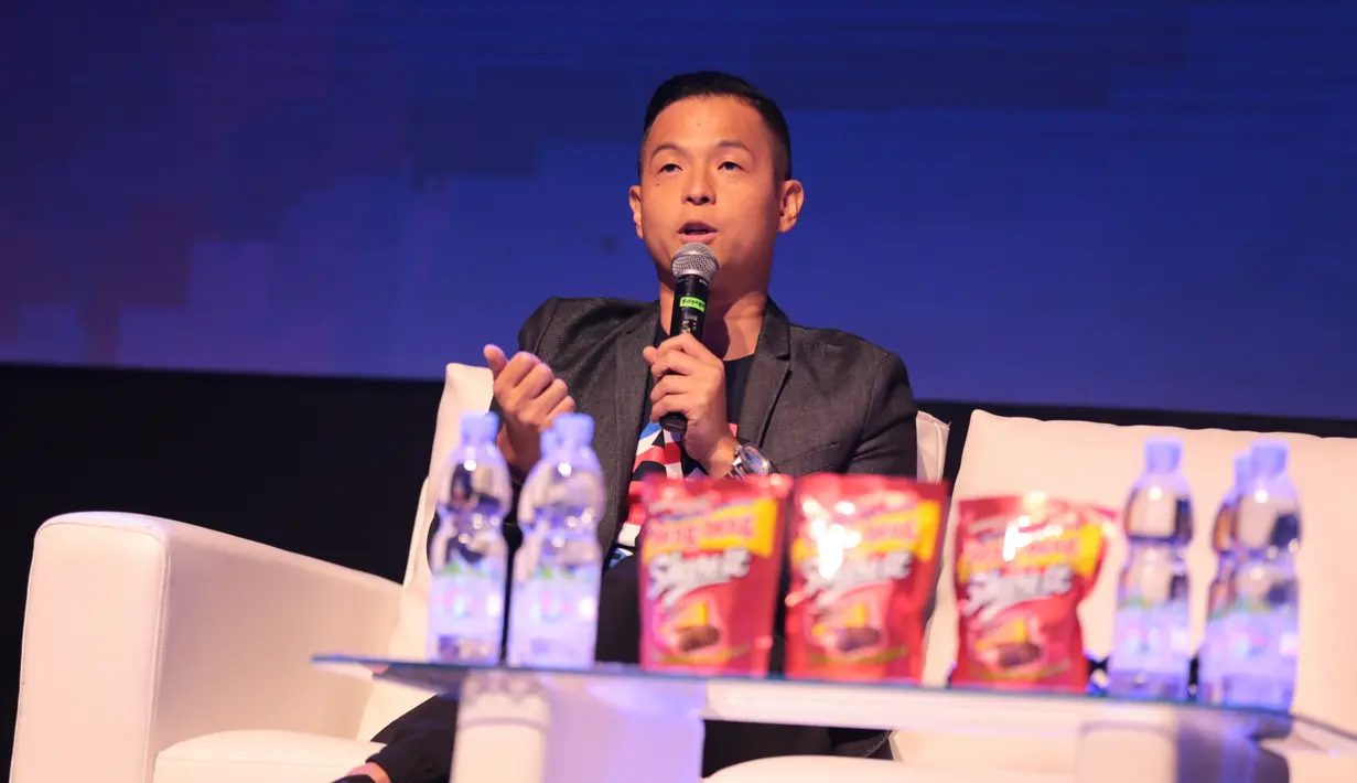 Ernest Prakasa sosok muda memiliki banyak talenta. Selama ini, ia dikenal sebagai komika, pemain film, sutradara hingga penulis skenario. Pria 36 tahun itu berbagai pengalamannya di acara XYZ Day 2018. (Adrian Putra/Bintang.com)