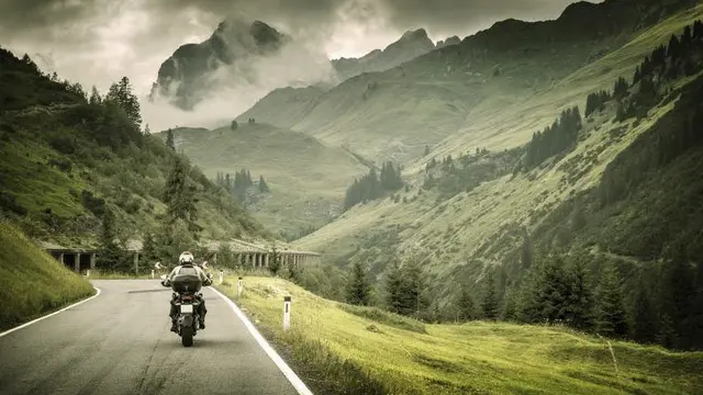 Wilayah pegunungan Alpen menjadi salah satu area bebas knalpot racing (pinterest)