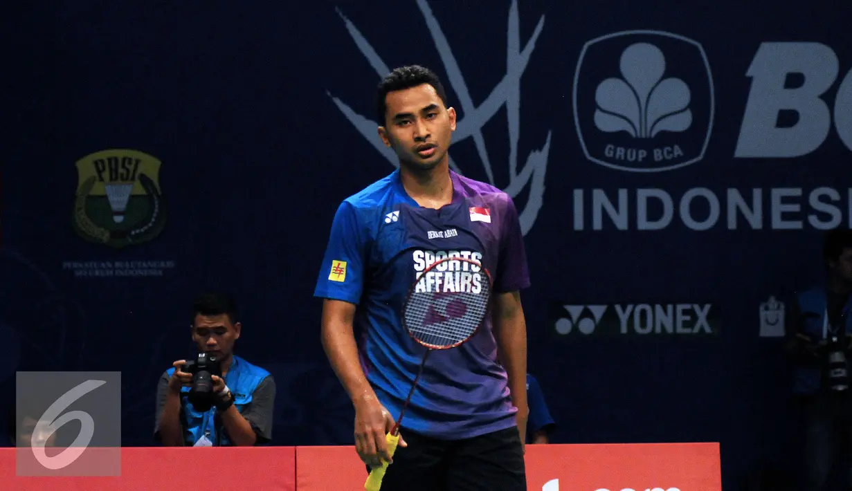 Pebulutangkis tunggal putra Indonesia, Tommy Sugiarto berjalan lesu saat laga melawan pemain Hong Kong, Wei Nan di BCA Indonesia Open 2016 di Istora Senayan Jakarta, Rabu (1/6/2016). Tommy kalah 16-21, 14-21. (Liputan6.com/Helmi Fithriansyah)