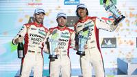 Sean Gelael (paling kanan) saat naik podium pada seri perdana FIA World Endurance Championship (FIA WEC) bertajuk 1000 Miles of Sebring di Florida, AS, yang berakhir Sabtu (19/03/2022) pagi WIB. (Istimewa)