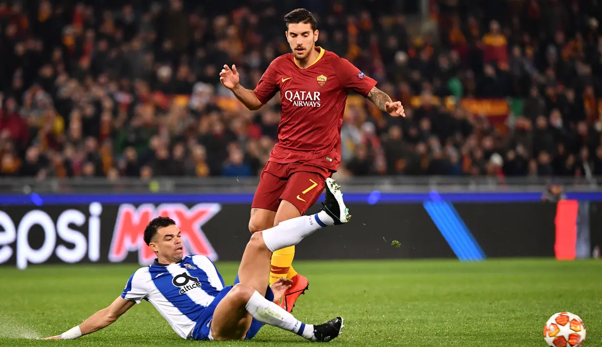 Bek FC Porto, Pepe berusaha menghentikan langkah Pelegrini pada leg 1, 16 besar Liga Champions yang berlangsung di stadion Olimpico, Roma, Rabu (13/2). AS Roma menang 2-1 atas FC Porto. (AFP/ Alberto Pizzoli)