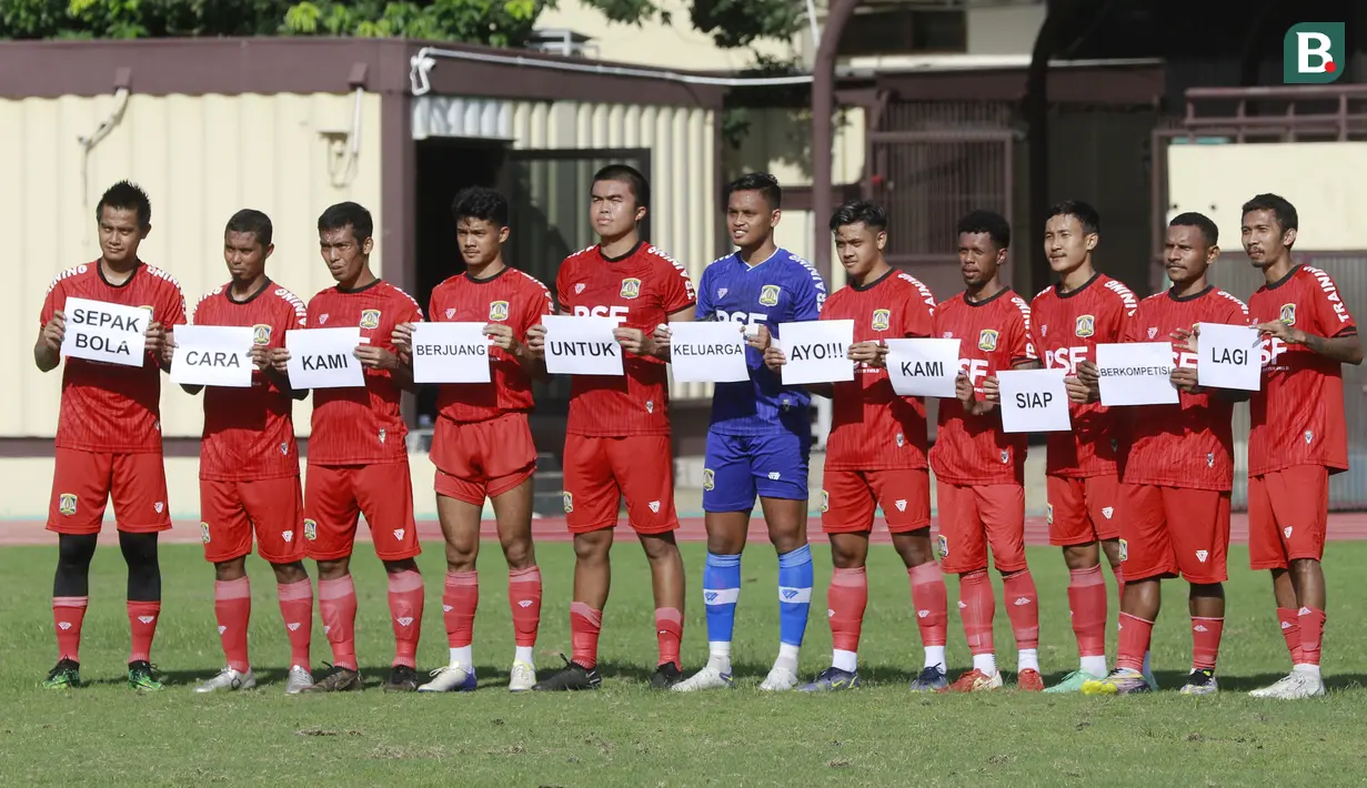 Pemain Persiba Balikpapan menunjukan kertas berisi protes sekaligus suara hati mereka terkait nasib Liga 2 saat melakoni laga uji coba melawan FC Bekasi City di Sekolah Tinggi Ilmu Kepolisian, Jakarta, Sabtu (7/1/2023). (Bola.com/M Iqbal Ichsan)