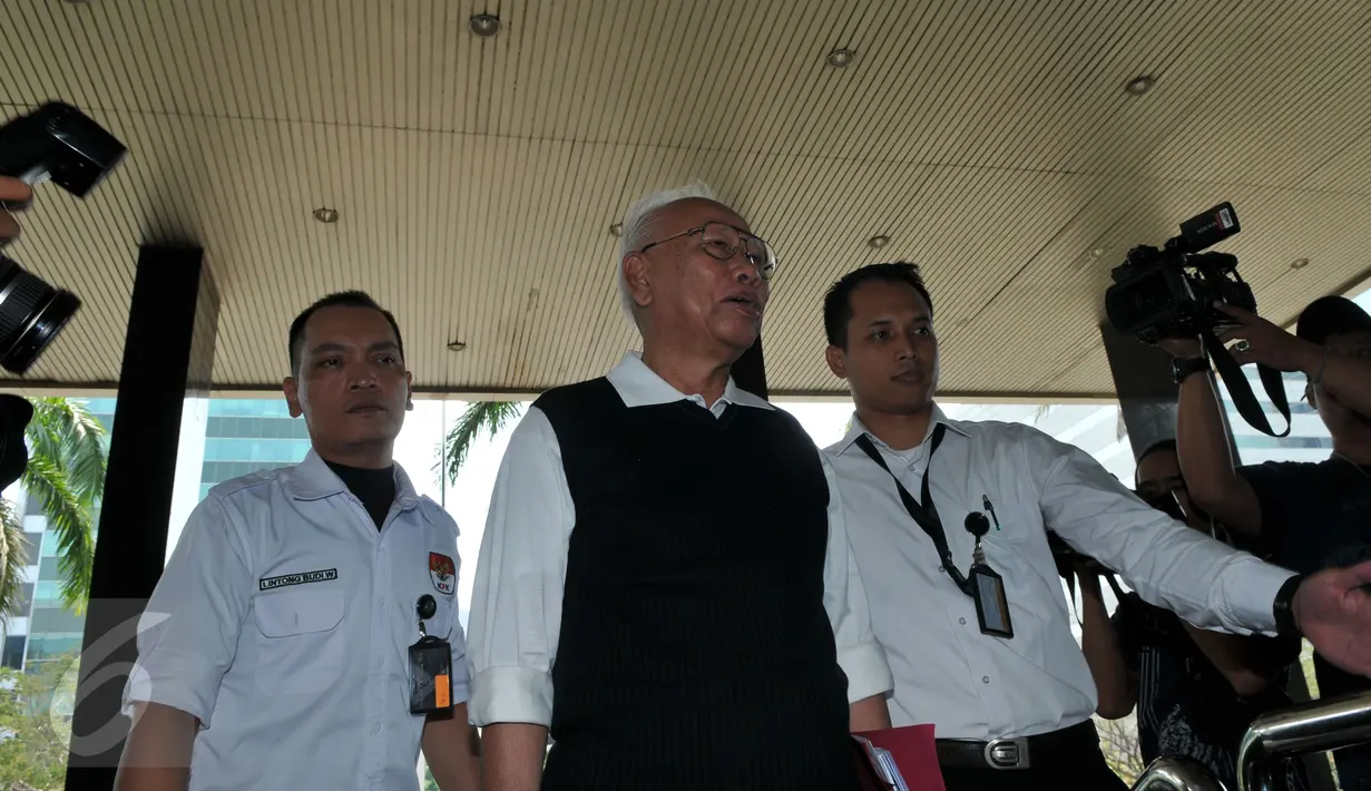 Ketua Dewan Pers Bagir Manan dikawal petugas saat akan memasuki Gedung KPK, Jakarta, Senin (5/10/2015). Mantan Ketua Mahkamah Agung itu mengaku kedatangannya untuk membahas rencana strategis (renstra) KPK 2015-2019. (Liputan6.com/Andrian M Tunay)